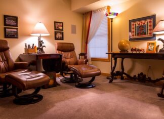 Czy pracodawca powinien zapewnić pracownikowi podnóżek?