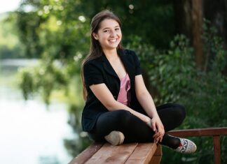 Co może wywołać długotrwałe wykonywanie pracy w pozycji siedzącej?