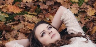 Dlaczego osoby pracujące w pozycji stojącej powinny regularnie napinać i rozluźniać mięśnie nóg pleców i brzucha?