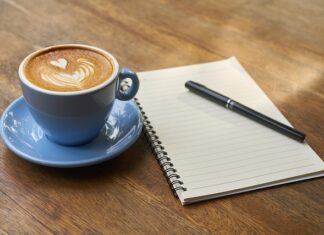 Po jakim czasie podczas pracy przy komputerze należy zrobić krótką przerwę i wykonać kilka ćwiczeń relaksacyjnych?