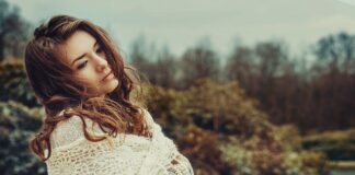 Co mocno nawilża włosy?