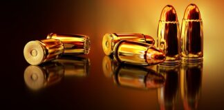 W której ręce nosi się kule?